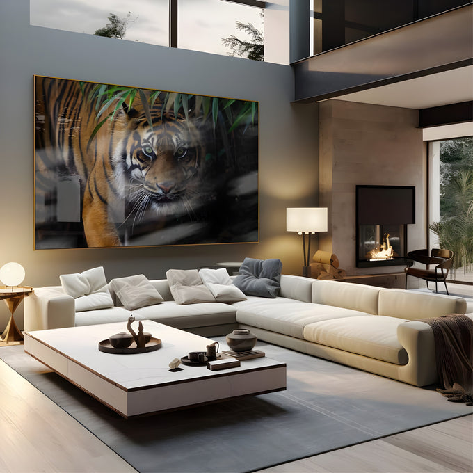 Tigre de olhos verdes caminhando entre folhagens em fundo escuro da mata, quadro decorativo