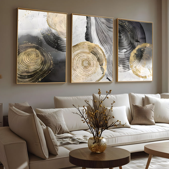 Tríptico abstrato com anéis de árvore em preto, cinza e dourado sobre fundo branco, quadro decorativo