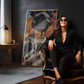Tommy Shelby de boina fumando, navalha e fundo laranja e azul, Peaky Blinders quadro decorativo