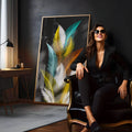 Penas amarelas, turquesa, laranja e brancas em composição ascendente sobre fundo preto, quadro decorativo