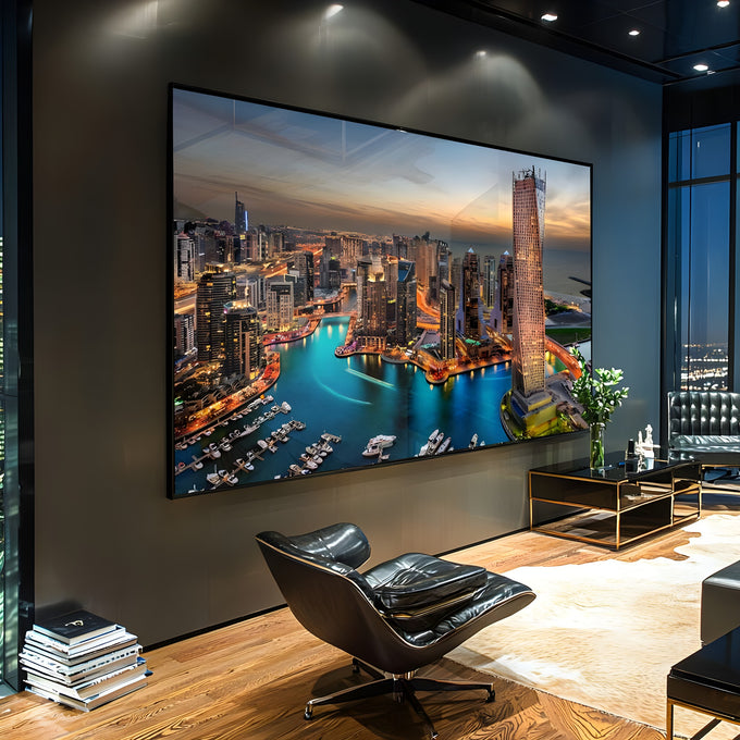Vista aérea da Dubai Marina com arranha-céus iluminados e água azul ao entardecer, quadro decorativo