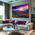 Montanhas ao pôr do sol com céu roxo e campo de flores magenta em primeiro plano, quadro decorativo