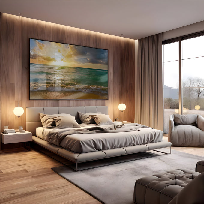 Ondas quebrando na areia dourada com sol entre nuvens e mar verde-azulado, quadro decorativo