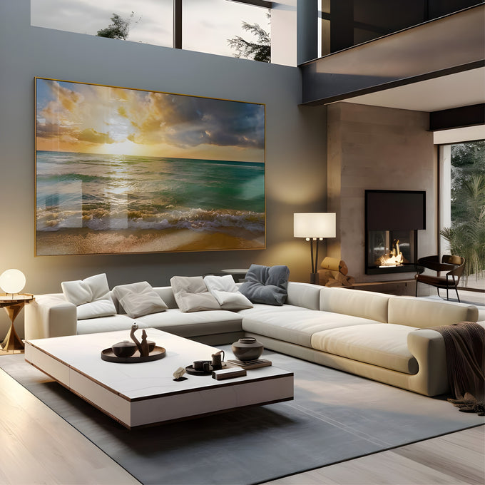 Ondas quebrando na areia dourada com sol entre nuvens e mar verde-azulado, quadro decorativo