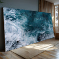 Vista aérea de ondas do mar agitado em azul profundo com espuma branca, quadro decorativo