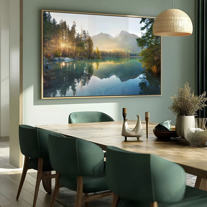 Lago de montanha ao amanhecer com pinheiros, raios de sol e reflexo na água verde-azulada, quadro decorativo