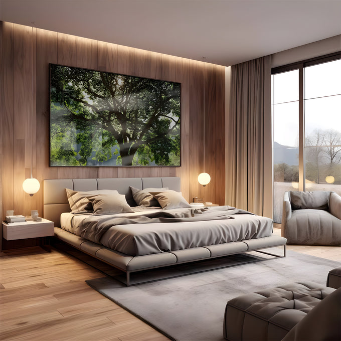 Copa de árvore frondosa vista de baixo com galhos escuros, folhas verdes e luz do sol, quadro decorativo