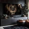 Close do rosto de leão com juba volumosa e olhar intenso em tons sépia sobre fundo preto, quadro decorativo