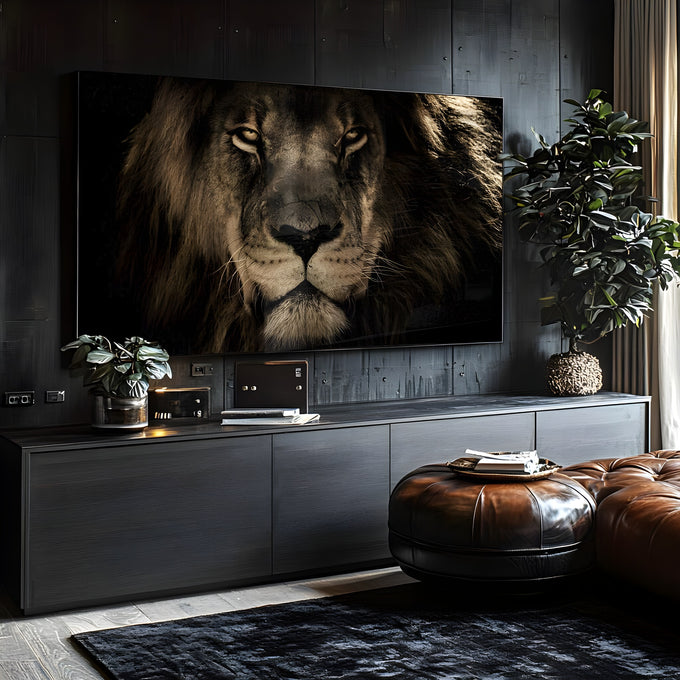Close do rosto de leão com juba volumosa e olhar intenso em tons sépia sobre fundo preto, quadro decorativo