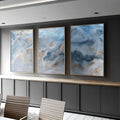Três telas com textura de mármore azul e cinza com veios dourados em estilo abstrato, quadro decorativo