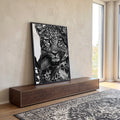 Quadro Decorativo Leopardo em Preto e Branco com Folhagem em ambiente decorado - quadros decorativos para sala