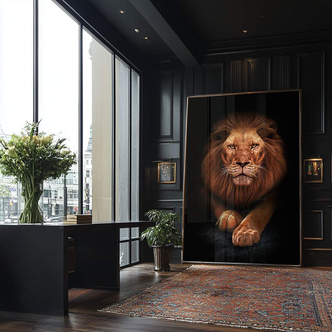 Quadro Decorativo Realeza Selvagem: Leão Dourado Único - quadros decorativos para sala 1 Tela Vertical, 3 Telas - em ambiente decorado