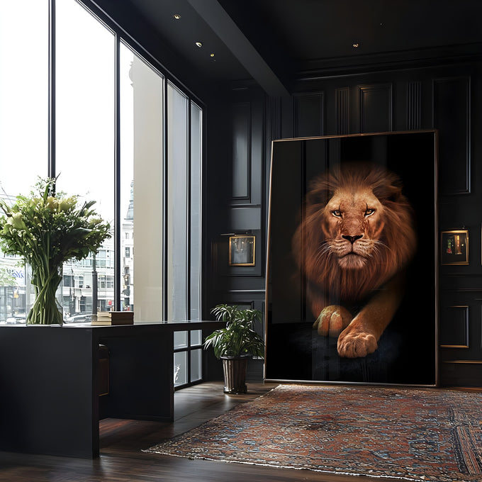 Leão de juba castanha deitado de frente com patas cruzadas sobre fundo preto, quadro decorativo