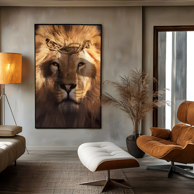 Leão em close com coroa de espinhos e sombra em forma de cruz no rosto, tons dourados, quadro decorativo