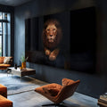 Leão de juba acobreada deitado com patas cruzadas e olhar frontal sobre fundo preto, quadro decorativo