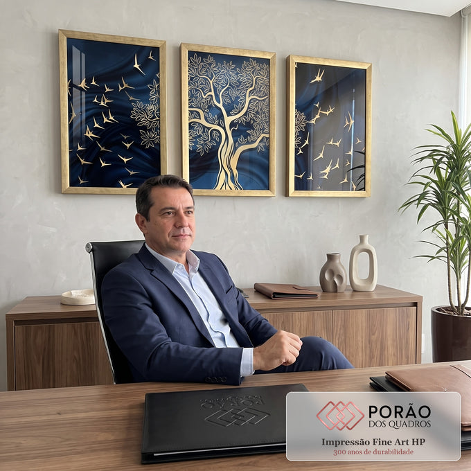 Árvore dourada com folhagem e pássaros dourados em voo sobre fundo azul marinho em 3 telas, quadro decorativo