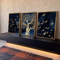 Árvore dourada com folhagem e pássaros dourados em voo sobre fundo azul marinho em 3 telas, quadro decorativo