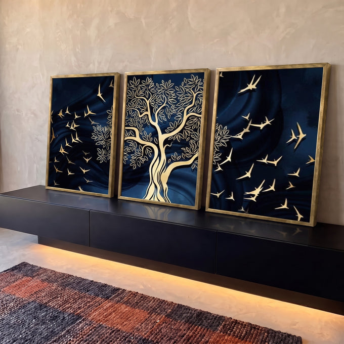 Árvore dourada com folhagem e pássaros dourados em voo sobre fundo azul marinho em 3 telas, quadro decorativo