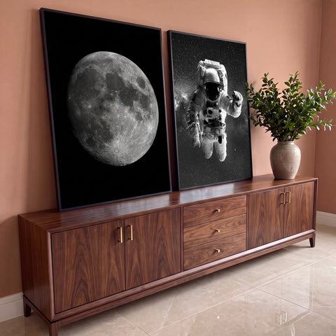 Díptico com lua em fundo preto e astronauta flutuando no espaço estrelado, preto e branco, quadro decorativo