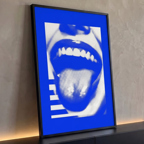 Boca aberta com língua de fora em pop art halftone azul e branco, quadro decorativo