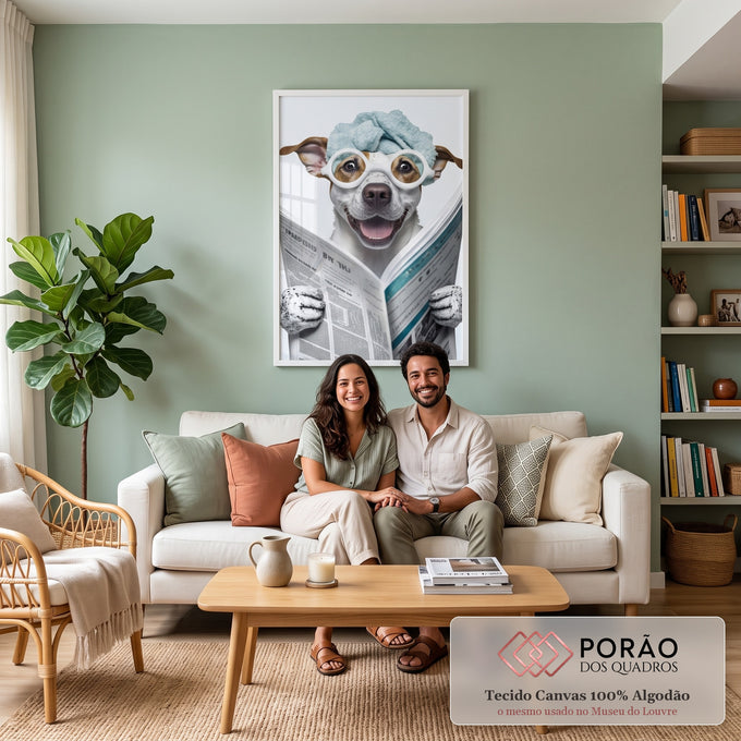 Cachorro sorridente com toalha azul na cabeça e óculos brancos lendo jornal, quadro decorativo