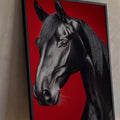 Cavalo preto de perfil com crina longa e olhar sereno sobre fundo vermelho intenso, quadro decorativo