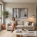Fotografia P&B de colunas de concreto e parede geométrica com mulher de preto, quadro decorativo