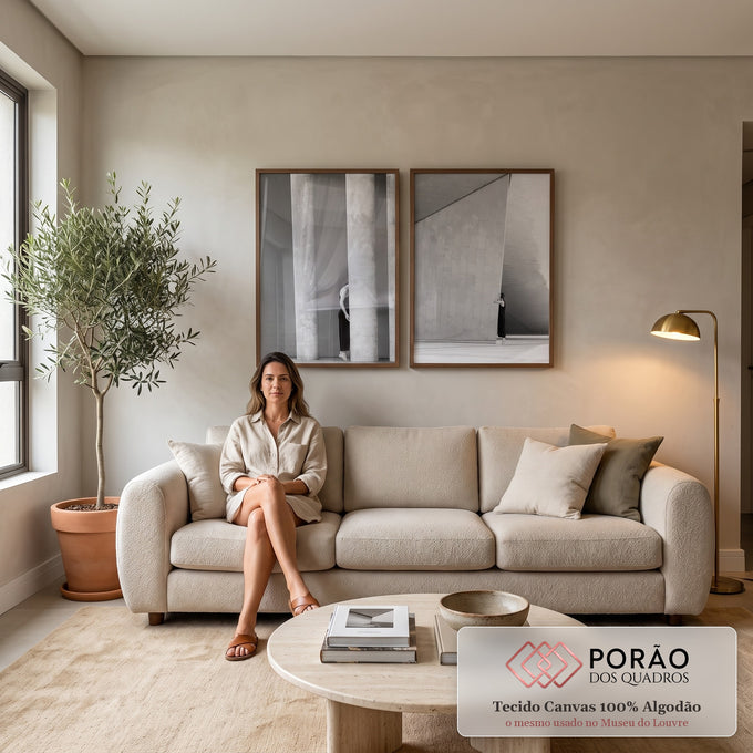 Fotografia P&B de colunas de concreto e parede geométrica com mulher de preto, quadro decorativo