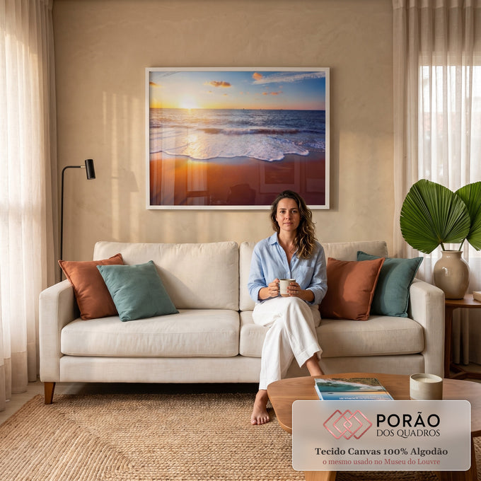 Praia ao pôr do sol com ondas de espuma branca, areia laranja e céu azul com nuvens, quadro decorativo