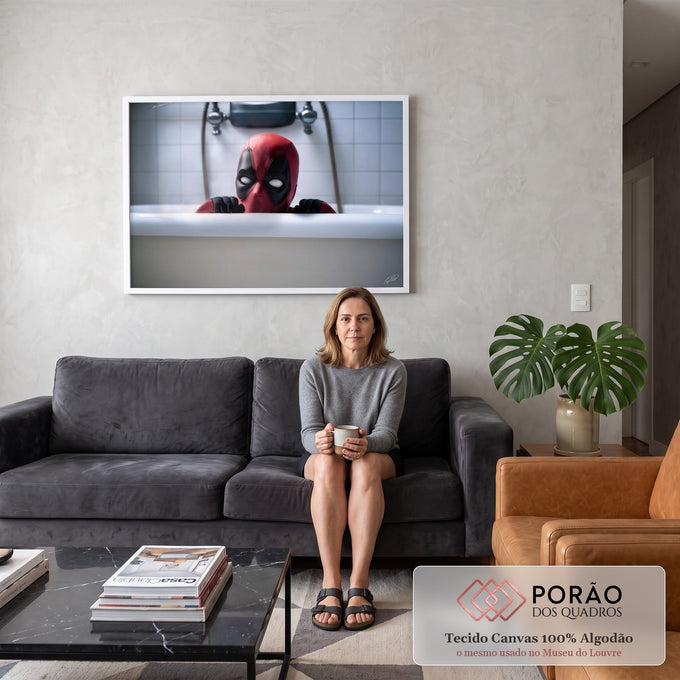 Deadpool de uniforme vermelho espiando da borda de banheira branca com azulejos, quadro decorativo