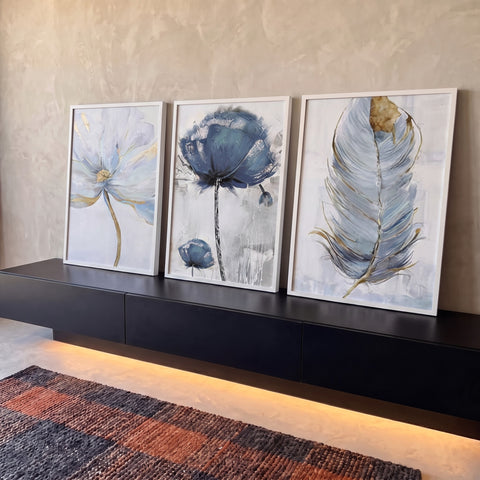Trio com flor branca, flor azul e pena azul com folha de ouro em pintura suave, quadro decorativo