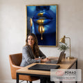 Close de boca feminina pintada de azul com tinta dourada escorrendo dos lábios, quadro decorativo