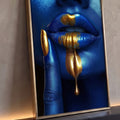 Close de boca feminina pintada de azul com tinta dourada escorrendo dos lábios, quadro decorativo