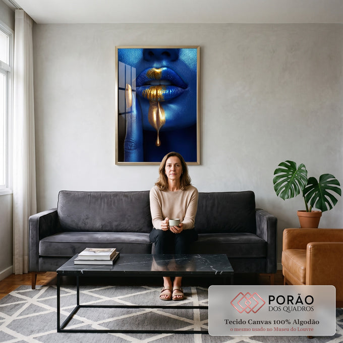 Close de boca feminina pintada de azul com tinta dourada escorrendo dos lábios, quadro decorativo