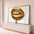 Lábios dourados metálicos com dentes à mostra e gota de ouro escorrendo em fundo branco, quadro decorativo