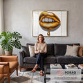 Lábios dourados metálicos com dentes à mostra e gota de ouro escorrendo em fundo branco, quadro decorativo