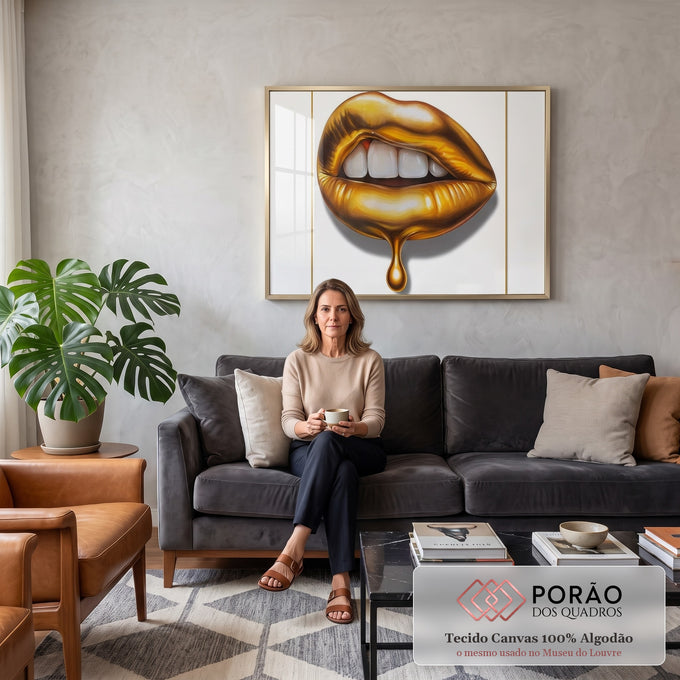 Lábios dourados metálicos com dentes à mostra e gota de ouro escorrendo em fundo branco, quadro decorativo