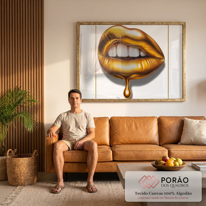 Lábios dourados metálicos com dentes à mostra e gota de ouro escorrendo em fundo branco, quadro decorativo