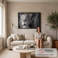 Rosto de leão em close preto e branco com olhos dourados intensos e juba volumosa, quadro decorativo