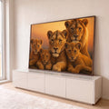 Leão, leoa e três filhotes lado a lado em tons laranja do entardecer, quadro decorativo