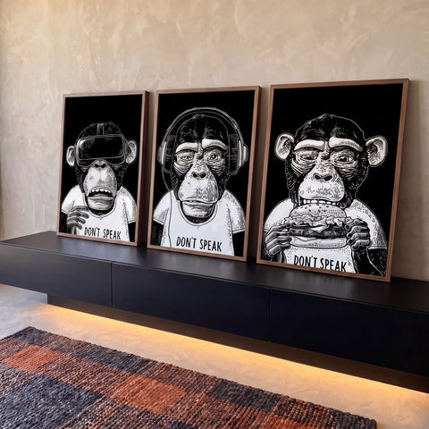 Três chimpanzés em gravura P&B com óculos VR, fone e hambúrguer sobre fundo preto, quadro decorativo