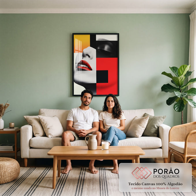 Rosto de mulher fragmentado em blocos geométricos com boca vermelha, preto e amarelo, quadro decorativo