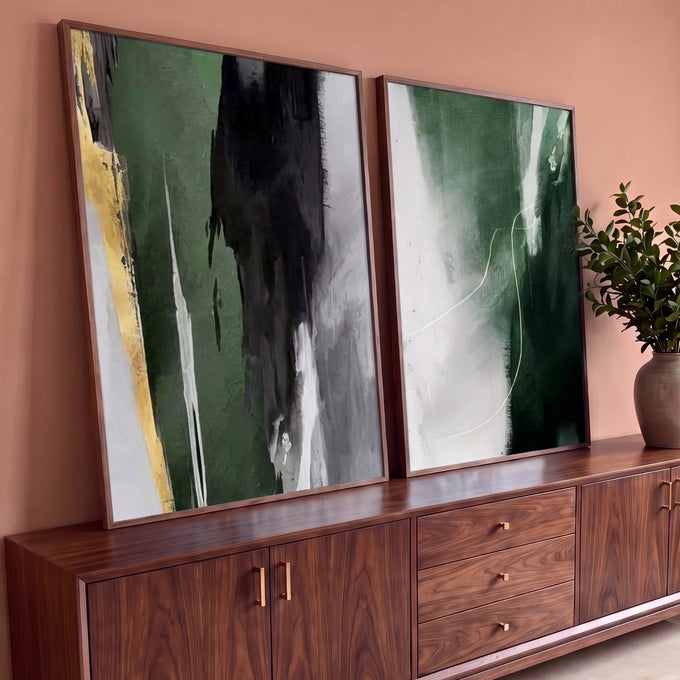 Duas telas abstratas em pinceladas verdes e cinza com faixa dourada e traço branco, quadro decorativo