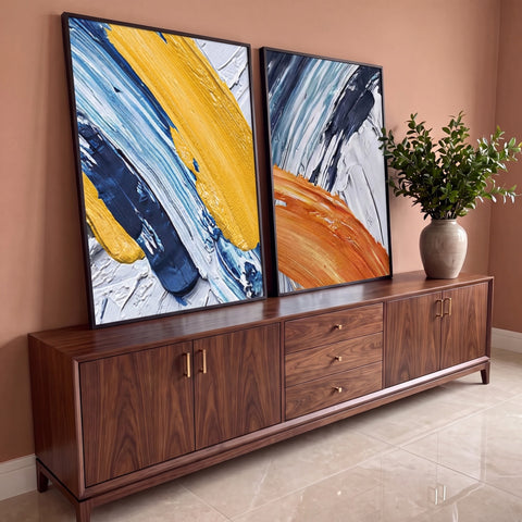 Díptico abstrato com pinceladas grossas azul, amarelo e laranja sobre fundo branco, quadro decorativo