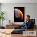 Planeta laranja com borda iluminada e superfície em veios sobre fundo preto do espaço, quadro decorativo