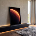 Planeta laranja com borda iluminada e superfície em veios sobre fundo preto do espaço, quadro decorativo