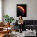 Planeta laranja com borda iluminada e superfície em veios sobre fundo preto do espaço, quadro decorativo