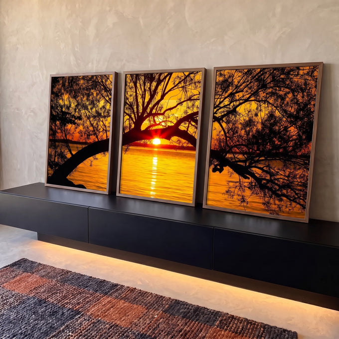 Sol se pondo sobre lago dourado com galho de árvore em silhueta, em três telas, quadro decorativo