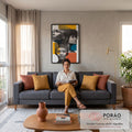 Três retratos femininos em preto e branco com blocos geométricos amarelo, azul e laranja, quadro decorativo