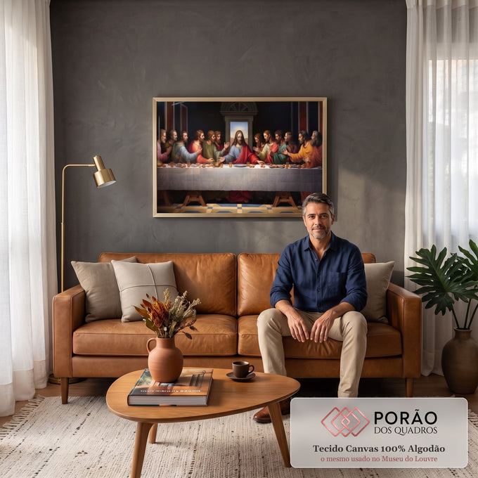 Santa Ceia com Jesus ao centro e doze apóstolos em mesa com toalha branca e fundo escuro, quadro decorativo